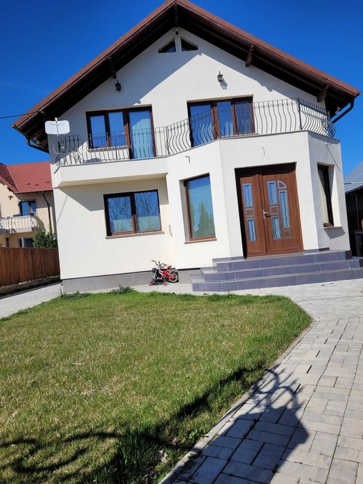 Casă de vânzare in  satul Buda com Aricestii  Rahtivani la 5 km de Ploiești casa este construită din cărămidă dublă 375 x 250 x 238 mm geamuri tripan