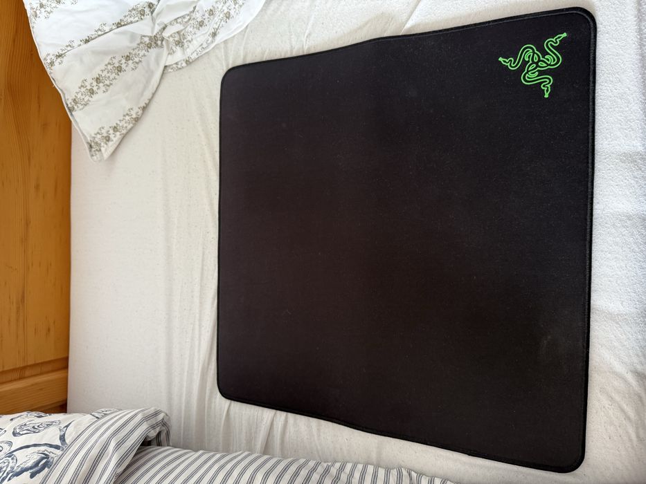 Продавам маус пад Razer Goliatus