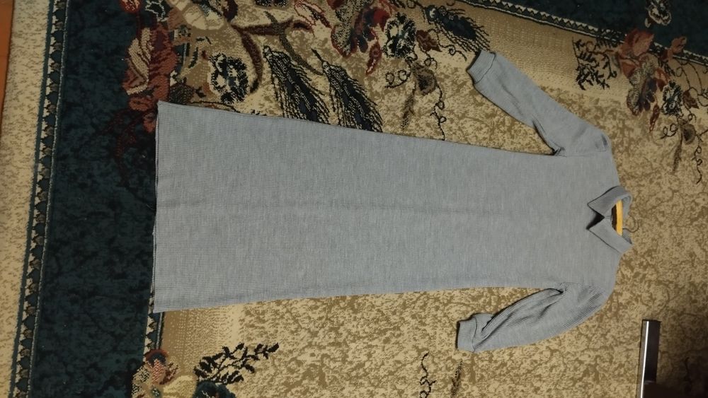 Платье вязанное серое в рубчик