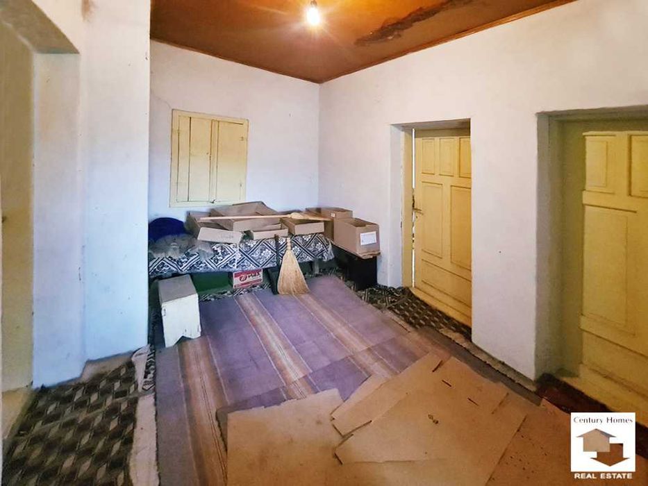 140312 Къща с равен двор и стопански постройки в с. Горна Липница