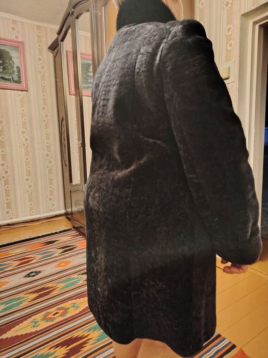 Шуба до колен чёрная