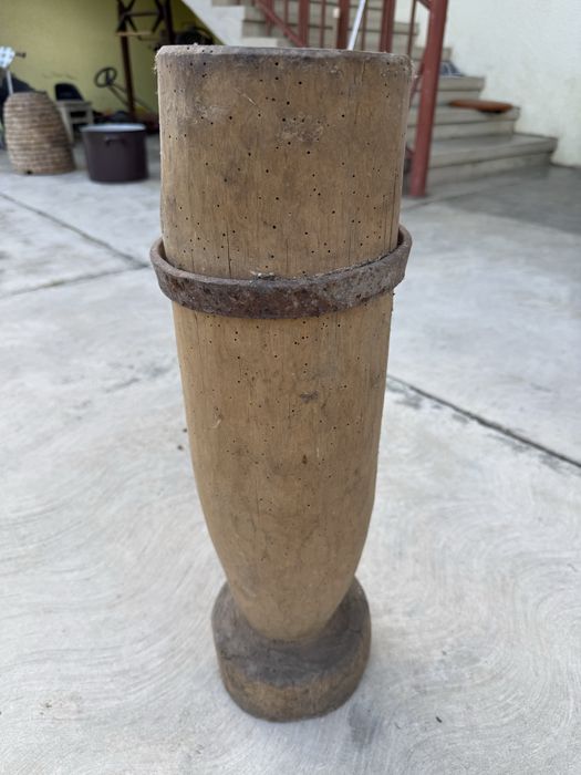 Piua veche din lemn masiv cu armătură metalică