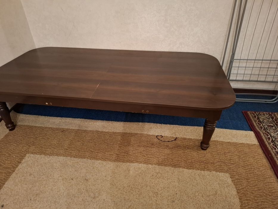 Стол обеденный низкий