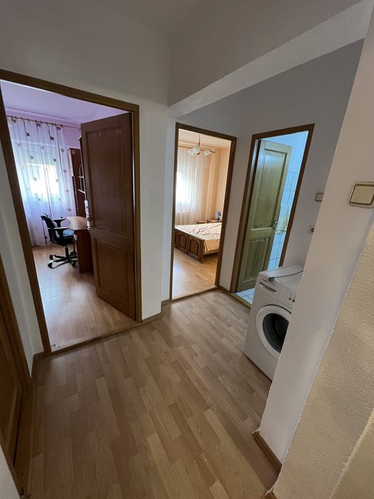 Apartament de 4 camere de închiriat- etaj intermediar