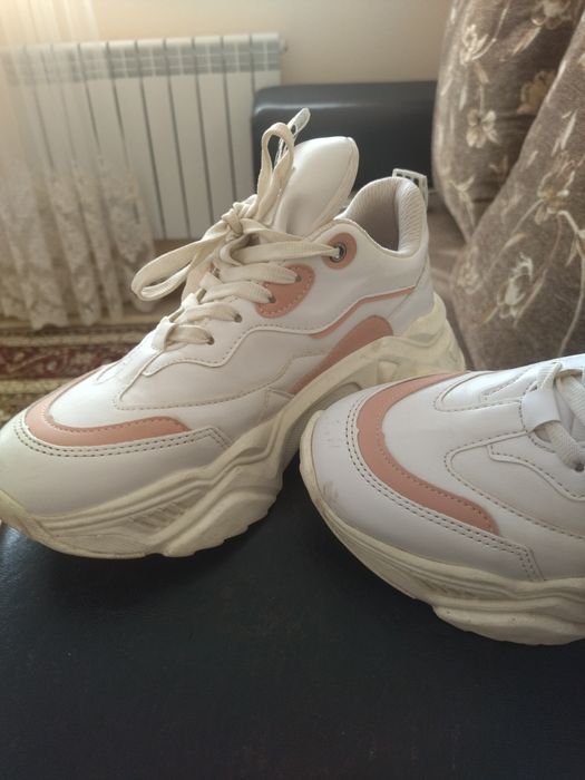 Продам кроссовки женские