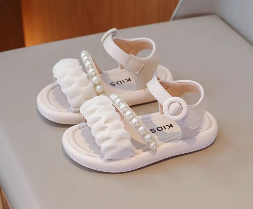 Продам НОВЫЕ босоножки для девочки