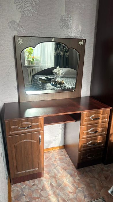 Срочно продам шкаф и комод с зеркалом