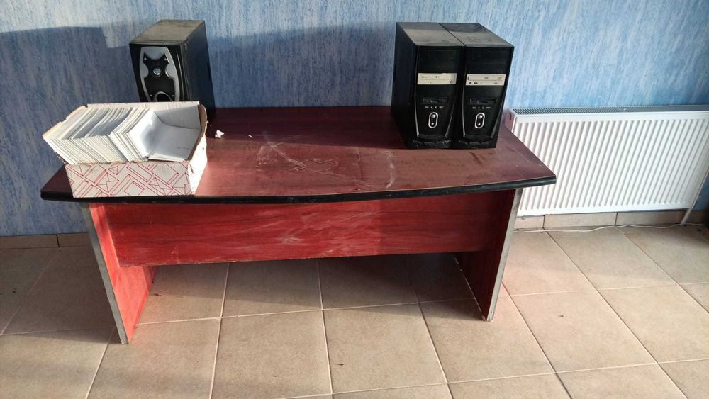 Birouri de 19 mm stejar (118 x 75 x 60 cm) sunt montate 12 bucati