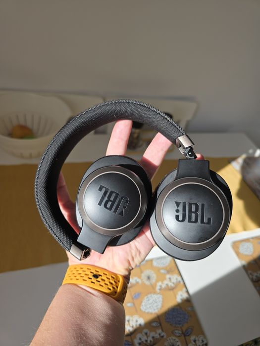 Vand casti over-the-ear JBL ca noi