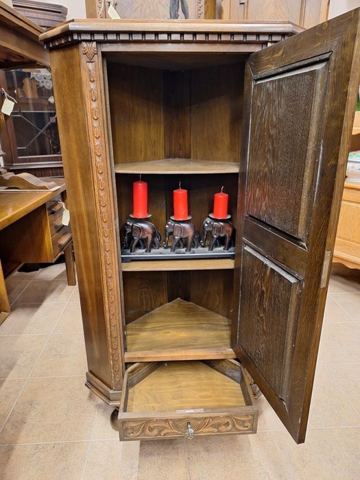 Винтидж ъглов шкаф с богата дърворезба