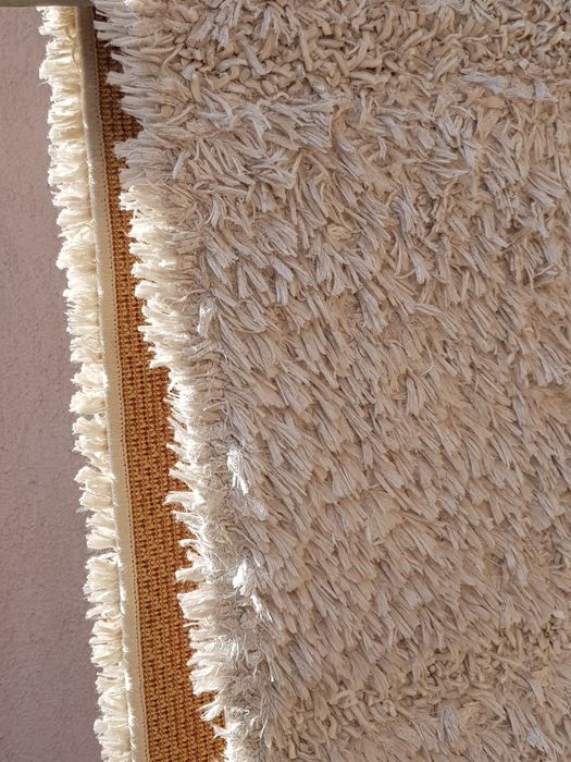 Vand 3 covoare :visiniu L 2.30 l. 1.50; rosu L 3m .l-1.50 crem L2m-l1m