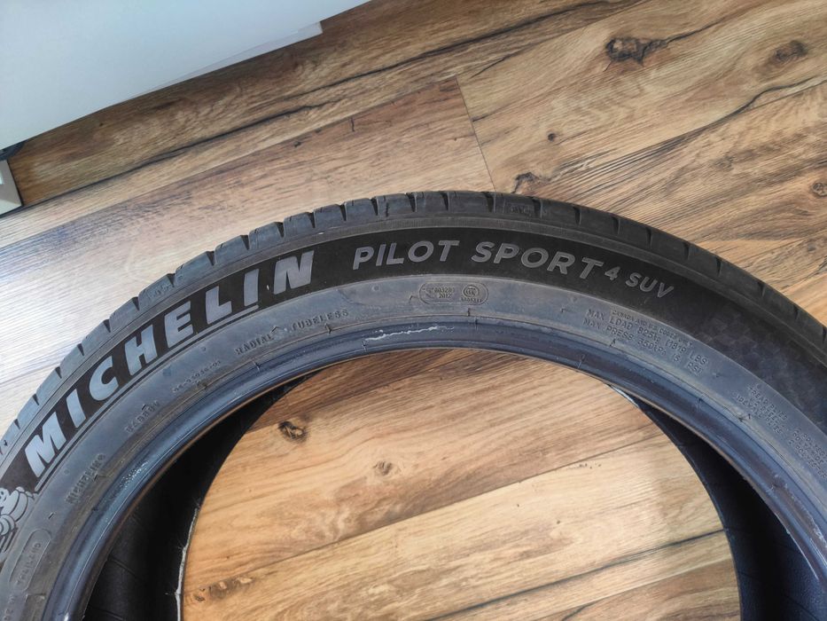 Гума Michelin Pilot Sport 4  размер 235/50/21  DOT 13/23