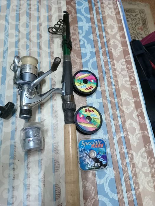 Trei lansete de pescuit cu mulinete aferente și tambur de rezerva.