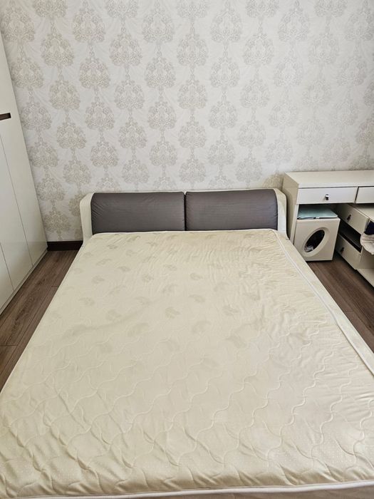 Спальный диван и шкаф