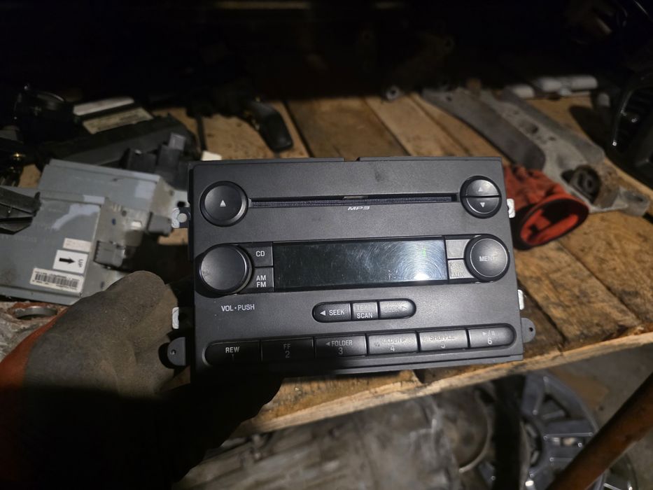 Продавам радио за Ford Mustang mp3