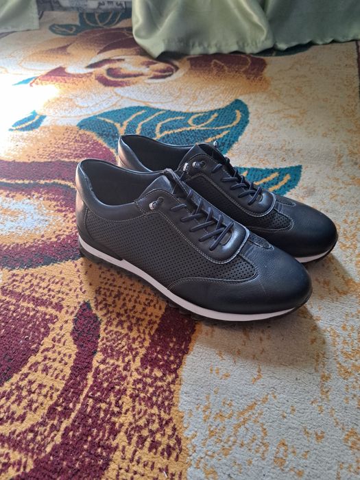 Продам туфли и кросовку