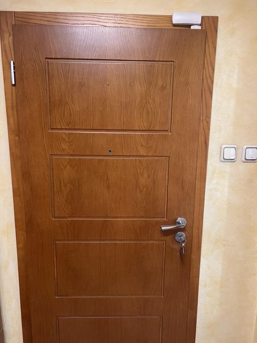 Дървена врата с мраморен праг