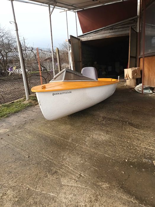 Продавам лодка от стъклопласт