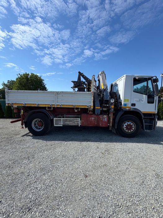 Camion basculabil cu macara 22 metri