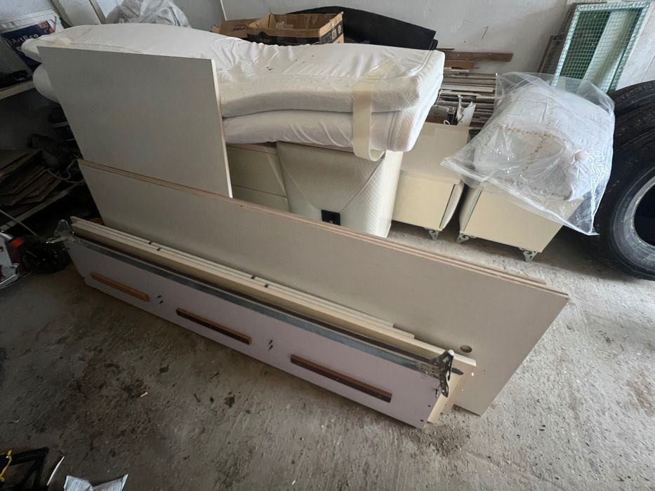 Кровать,тумбочки,комод