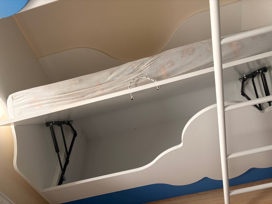 Двуетажно легло с място за съхранение.