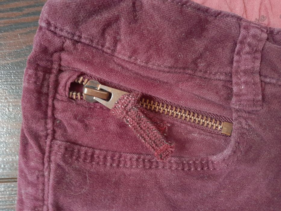 Червен и черен панталон