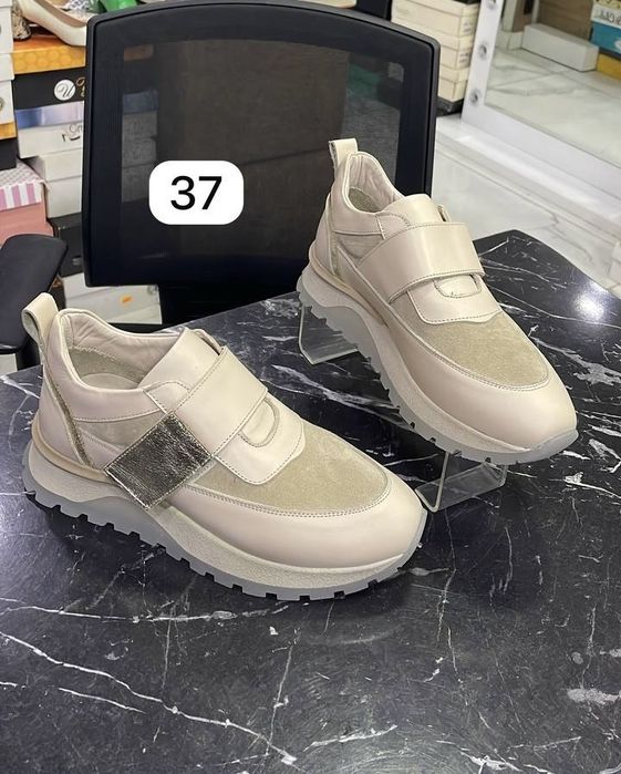 Кожаные кроссовки на липучке