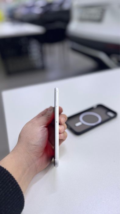 Iphone SE в отличном качестве коробка есть