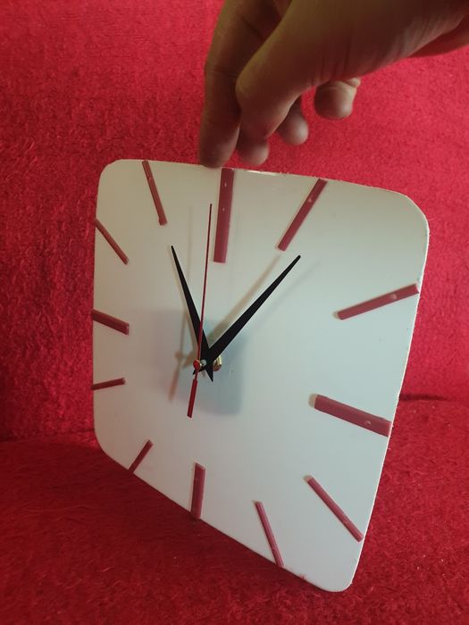 Стенен часовник!