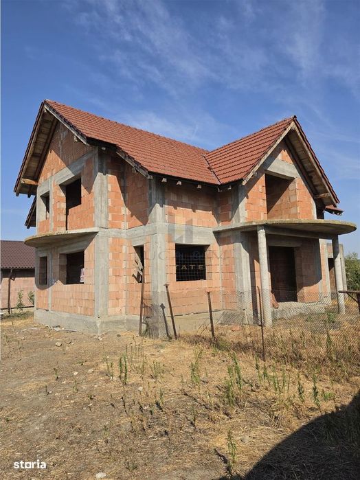 Casa parter si etaj la rosu ,Recas