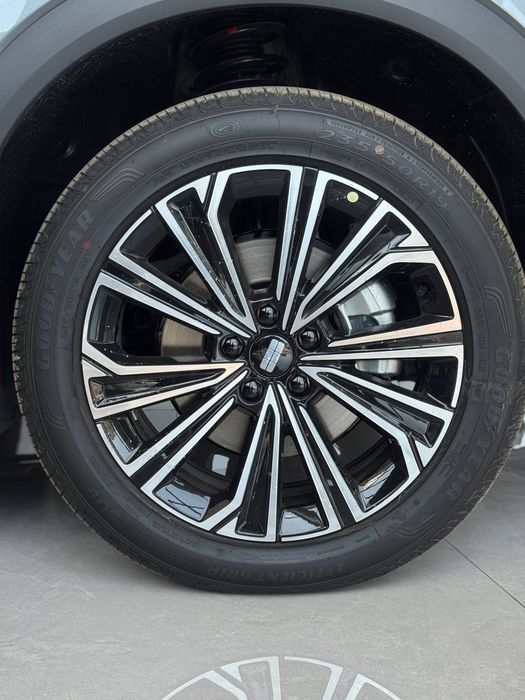 Dongfeng 008 ajali Geely EX5 EM-i