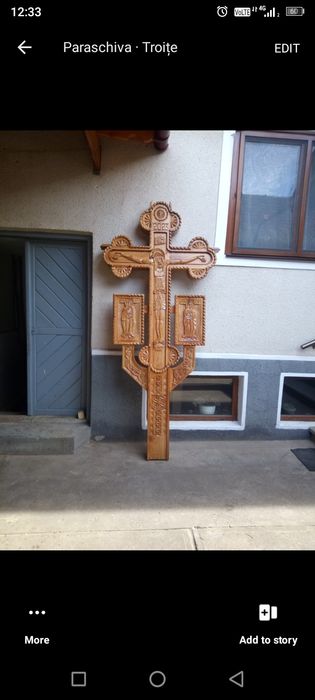 Troițe sculptate manual