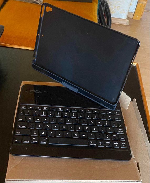 Bluetooth кейс с клавиатура Codi за iPad 9,7'', 6 в 1, 360 градуса