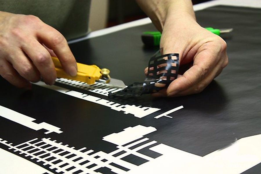 Печать стикеров, этикеток на пленке с контурной резкой