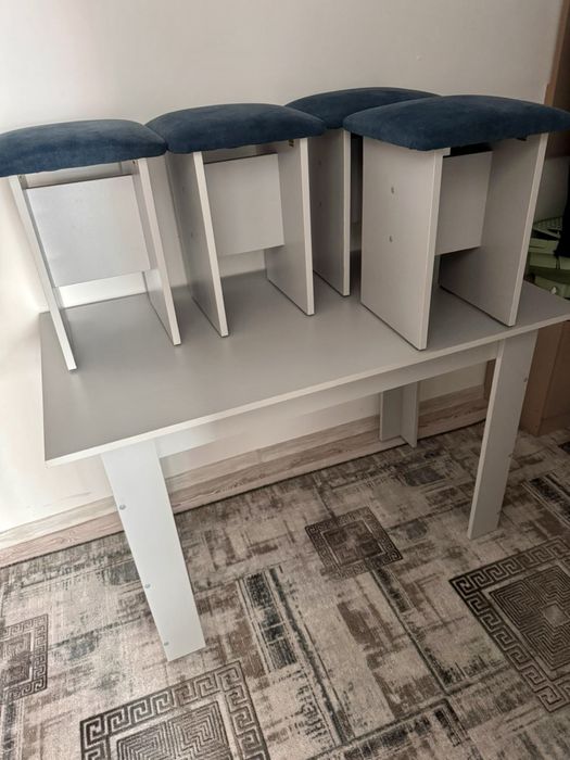 Стол и 4 табуретки