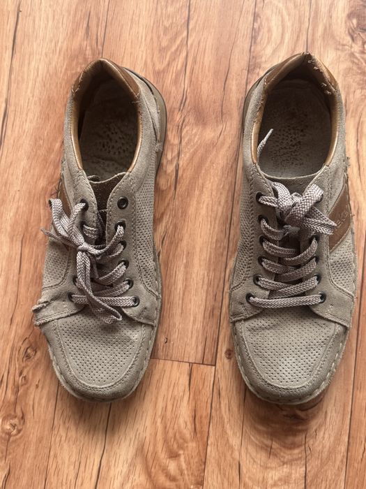 Продаю мужскую б у обувь