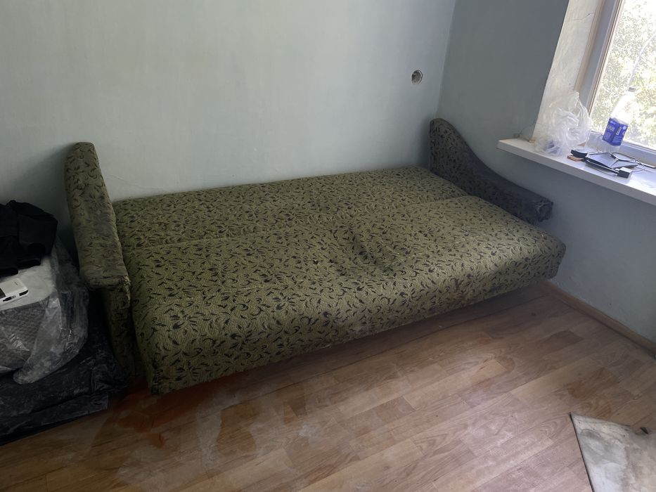 Диван старый целый