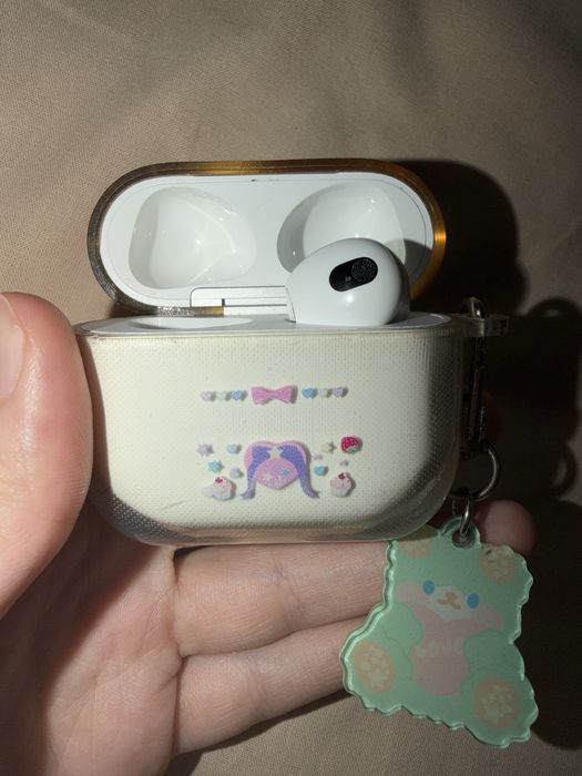 airpods 3 (кейс и правый наушник)