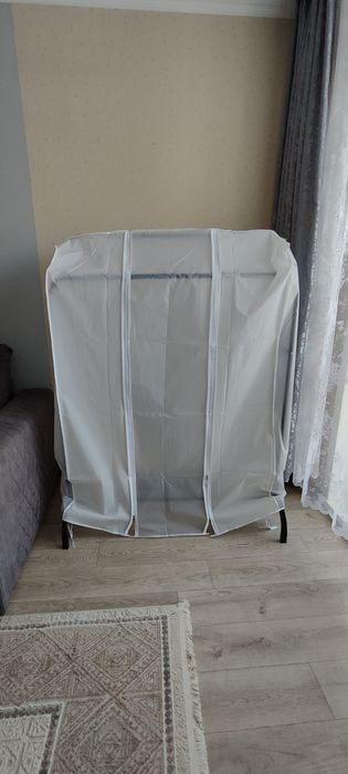 Продам вешалку напольную.