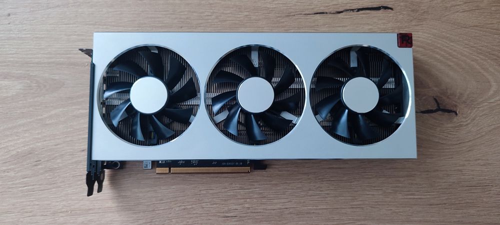 XFX Radeon VII 16GB .