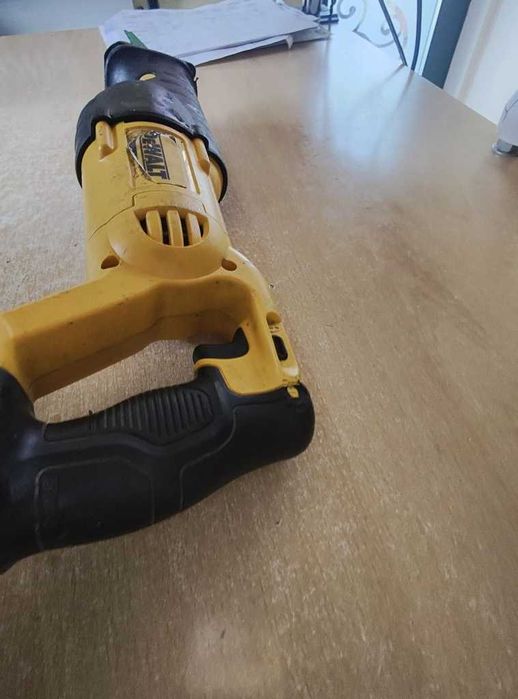 fierastrau dewalt 18v