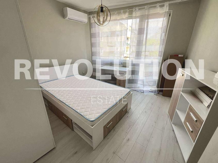 Тристаен апартамент в района на Погреби!