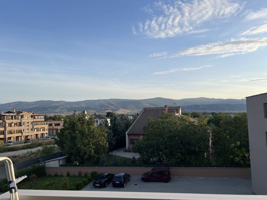 Тристаен обзаведен с паркомясто в Остромила