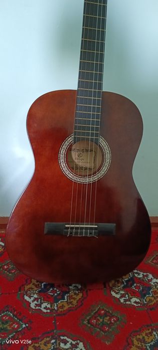 Classic gitara, razmeri 40
Sifatli, xolati a'lo darajada