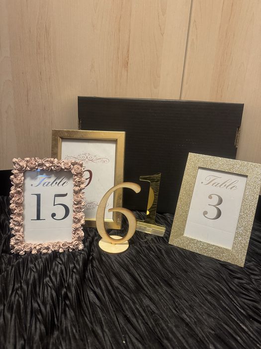 Подложни чинии, свещници, текстилни салфетки и цветя под наем