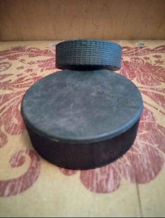 Продам хоккейные шайбы