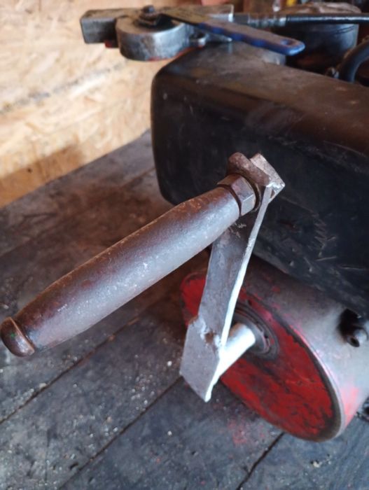 Mașina de tasat cu motor Hatz