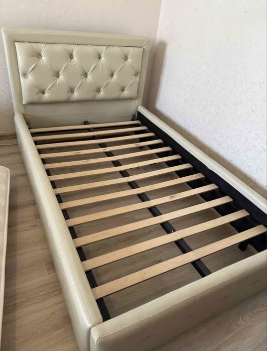 Кровать вместе с матрасом!!