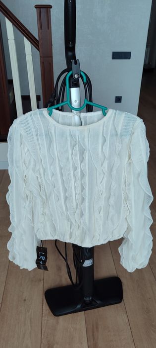 Продаётся белая ТОПовая блузка с длинным рукавом