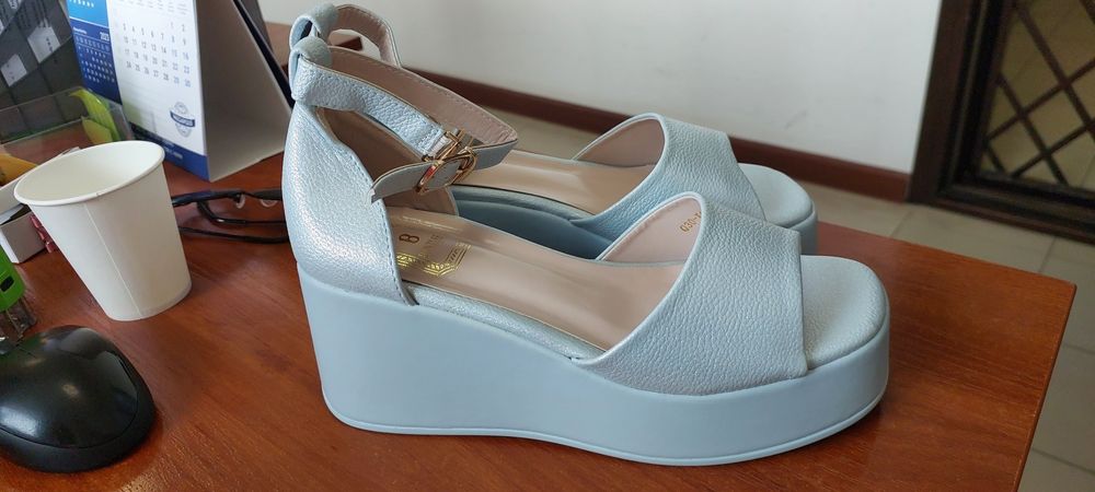 Продам босоножки и сабо